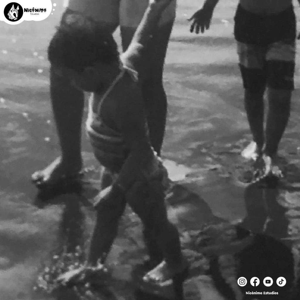 Gypsy Daniela Acuña Lovo nació en Puntarenas, Costa Rica un 7 de octubre del 2007. Es hija de Arlén Geraldina Lovo Tórrez y Norlan Antonio Acuña Gónzales, su madre cursó estudios de secretariado y actualmente se dedica al hogar. Su padre es albañil de oficio, con formación empírica, y se desempeña como encargado de obra.