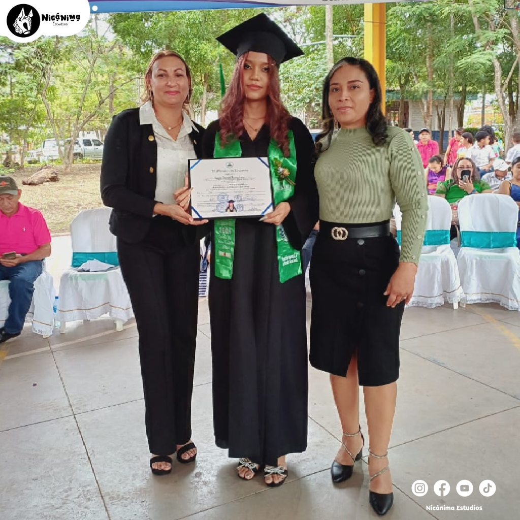 Antes de decidir su rumbo académico, mostró interés por la arquitectura. Sin embargo, sus ganas de conocer el mundo la llevaron a estudiar inglés, con la intención de poder dedicarse a la traducción. Además, las palabras de su padre, quien siempre le dijo que podía ser periodista, la motivaron a explorar el ámbito de la comunicación y la escritura.
